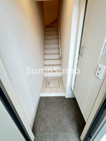 物件内観写真2　(明るい玄関です)