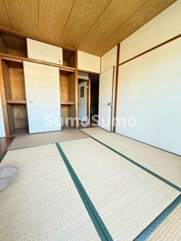 物件内観写真7　(和室がひろがる居住スペース)