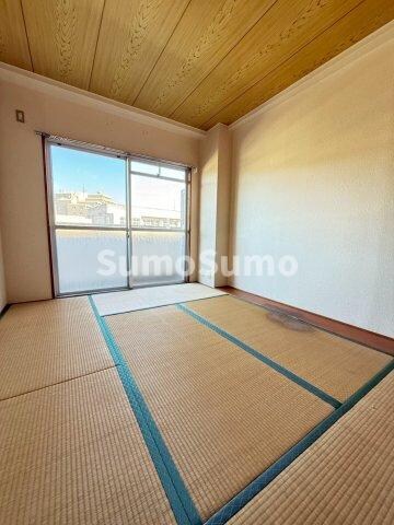 物件内観写真20　(和室がひろがる居住スペース)