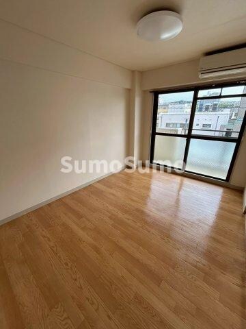 物件内観写真9　(開放的な寝室です)