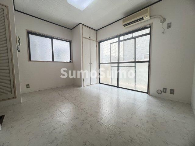 物件内観写真17　(こちらのリビングで趣味の時間をお楽しみください)