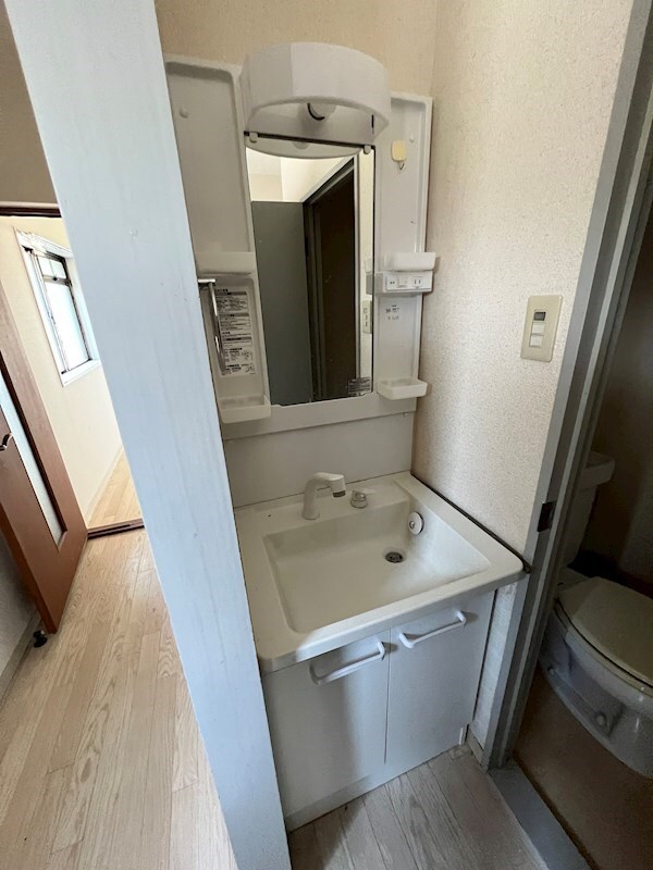 物件内観写真9　(広い洗面スペース)