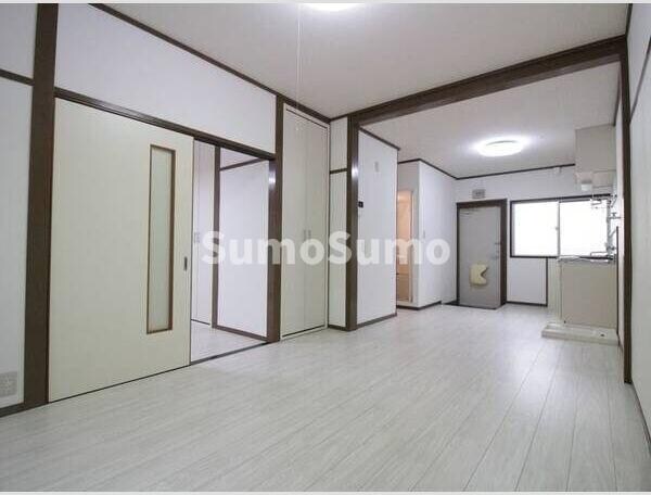 物件内観写真3　(ゆったり過ごせる居間です)