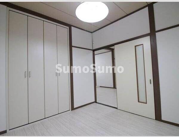 物件内観写真5　(落ち着いた色調の寝室です)