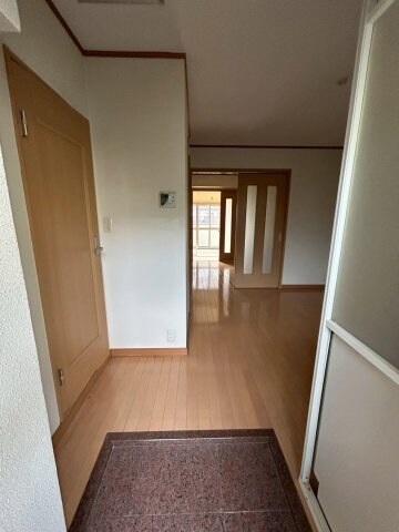 物件内観写真3　(収納もある玄関です)