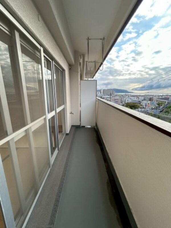 バルコニー(外からの目が気にならないバルコニーで洗濯物が干せます)