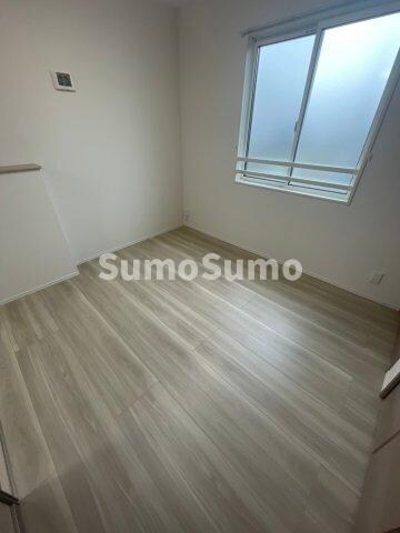 物件内観写真4　(落ち着いた色調の寝室です)