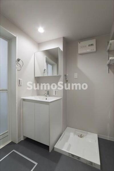 物件内観写真8　(ゆったりとスペースのある洗面所)