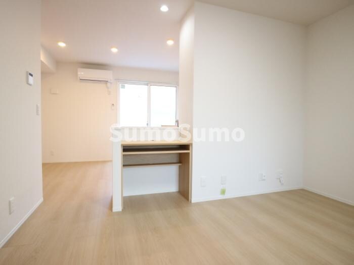 物件内観写真3　(おしゃれな居間です)