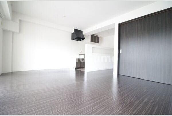 物件内観写真5　(こちらのリビングで趣味の時間をお楽しみください)