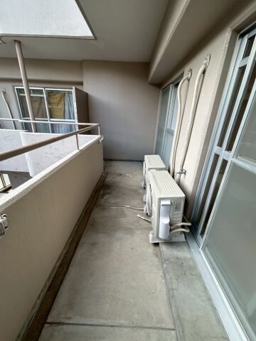 物件内観写真8　(開放的で明るい空間を演出してくれるバルコニーです)