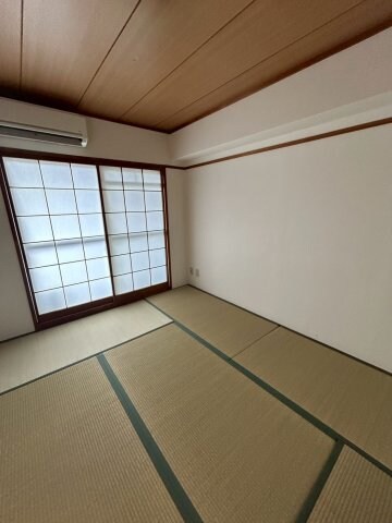 物件内観写真14　(日本らしい落ち着いた雰囲気の和室です)