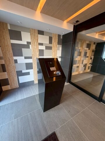 物件外観写真2　(ゆとりのあるロビーです)