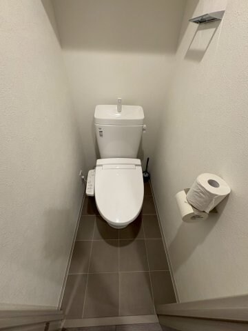 物件内観写真22　(ゆったりとした空間のトイレです)