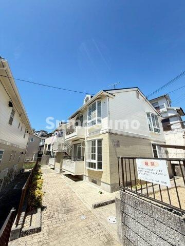 物件外観写真1　(外観は落ち着いています)