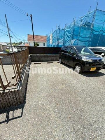 物件外観写真2　(駐車場に車を止められます)