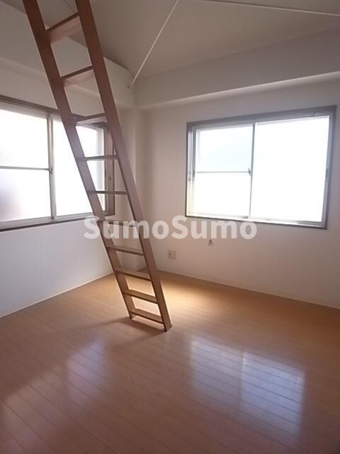 物件内観写真4　(こちらの居間で趣味の時間をお楽しみください)