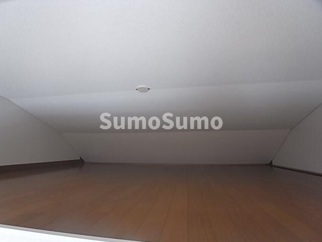 物件内観写真6　(広くて明るい寝室)