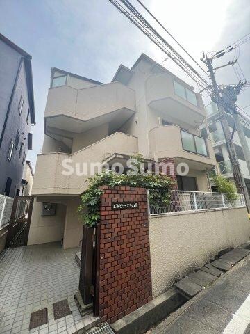 物件外観写真2　(落ち着いたエントランスです)