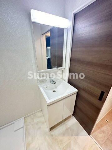 物件内観写真8　(広い洗面スペース)