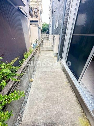 物件内観写真12　(開放的で明るい空間を演出してくれるバルコニーです)