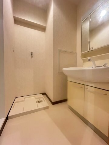 物件内観写真14　(明るい洗面所です)