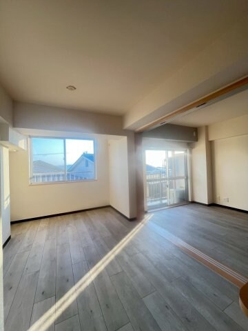 物件内観写真19　(こちらのリビングで趣味の時間をお楽しみください)