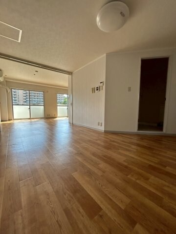 物件内観写真7　(ゆったりとした居間です)