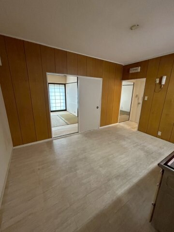 物件内観写真6　(ゆったりとした居間です)