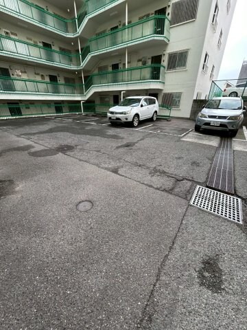 物件外観写真3　(駐車スペースもあります)