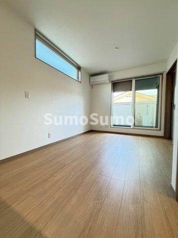 物件内観写真5　(落ち着いた色調の寝室です)