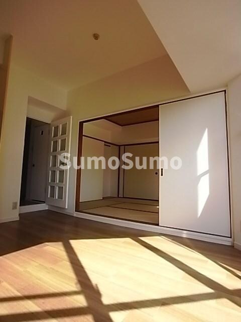 物件内観写真7　(こちらのリビングで趣味の時間をお楽しみください)