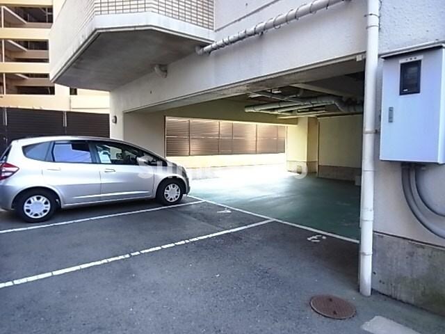 物件外観写真4　(駐車場があるので、車を買う予定の方も安心です)