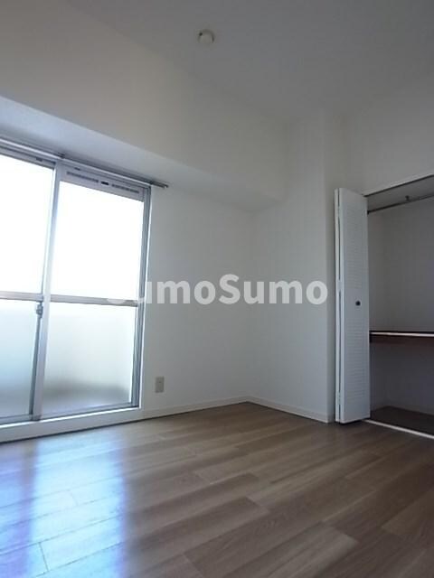 物件内観写真9　(落ち着いた色調の寝室です)