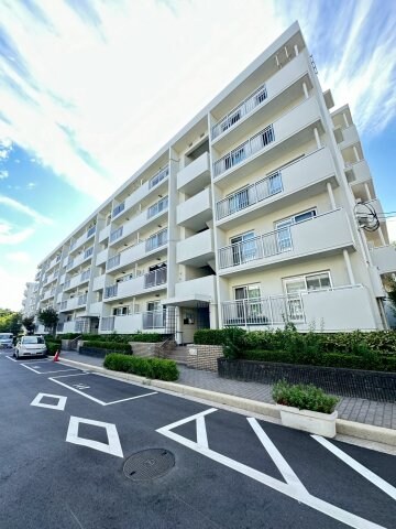 物件外観写真1　(外観は落ち着いています)