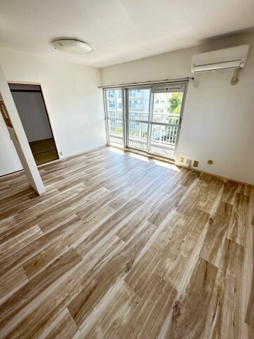 物件内観写真4　(ゆったり過ごせる居間です)