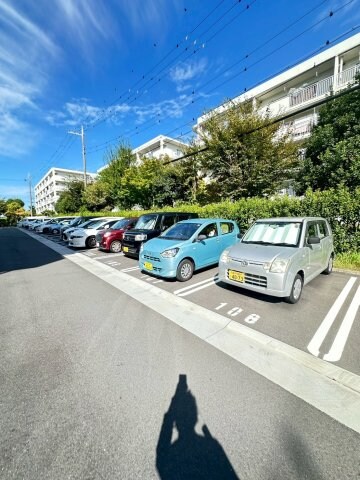 物件外観写真3　(駐車場があるので、車を買う予定の方も安心です)