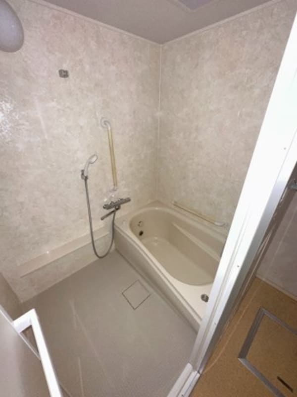 浴室(コンパクトで使いやすいお風呂です)