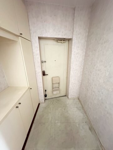 物件内観写真8　(ゆったりとした玄関です)