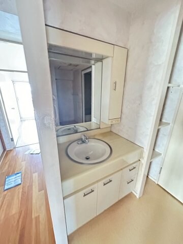 物件内観写真18　(朝の身支度には欠かせない独立洗面化粧台)