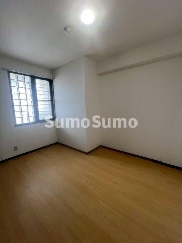 物件内観写真6　(広くて明るい寝室)