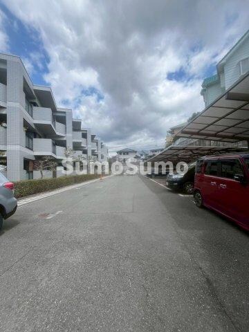 物件外観写真3　(駐車場完備です)