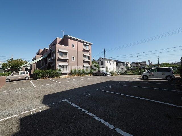 物件外観写真2　(駐車スペースもあります)