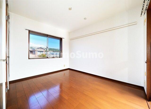 物件内観写真7　(落ち着いた色調の寝室です)