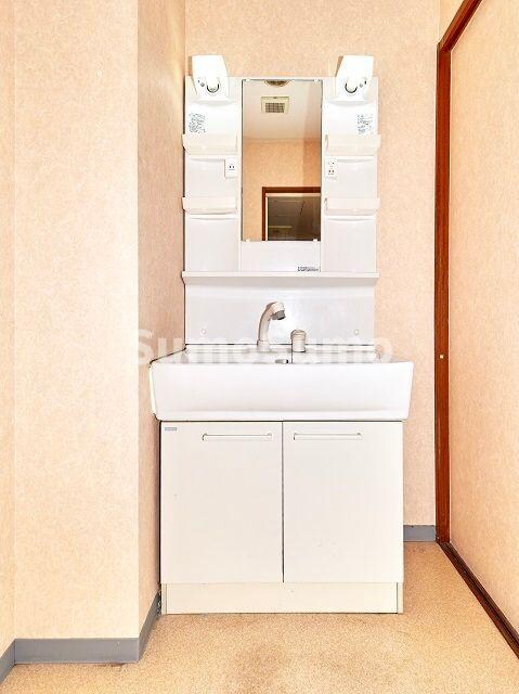 物件内観写真9　(明るい洗面所です)