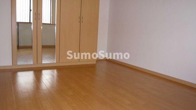 物件内観写真5　(広くて明るい寝室)