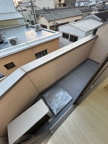 物件内観写真7　(開放的で明るい空間を演出してくれるバルコニーです)