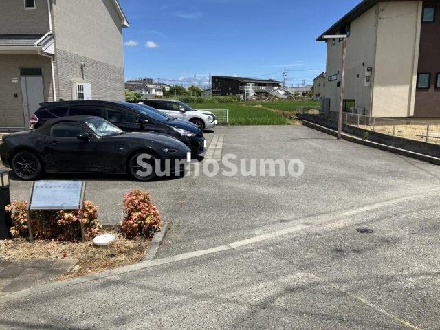 物件外観写真2　(駐車場です)