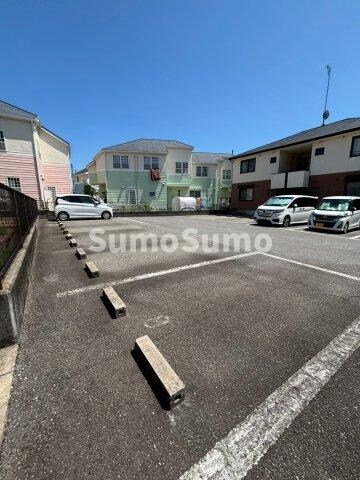 物件外観写真3　(車をお持ちの方に嬉しい駐車場付きの物件です)