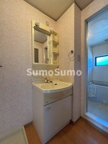 物件内観写真10　(朝の支度にも助かる、独立の洗髪洗面化粧台)